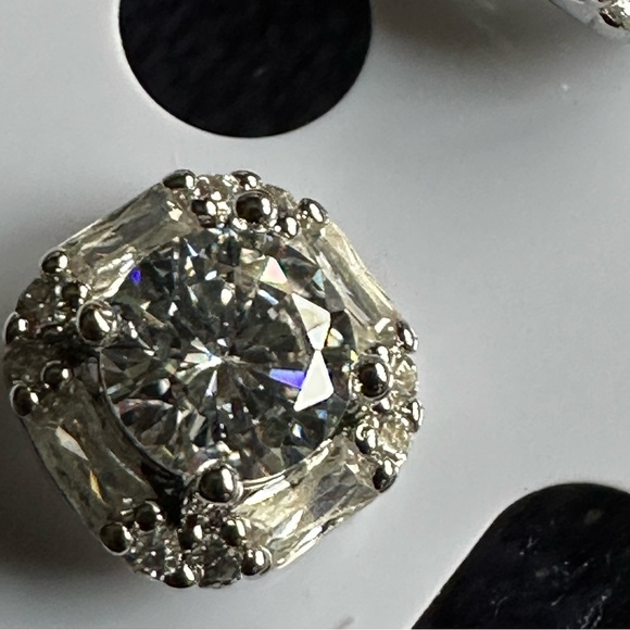 Beautiful classic square style timeless earrings ✨ - Picture 9 of 10